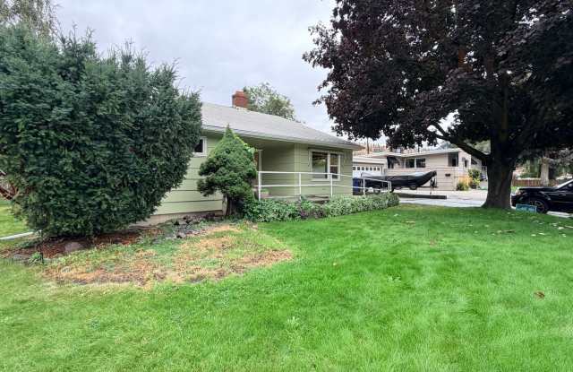 4 bed/1.5 bath in CASHMERE! Large yard, two living spaces, extra room & storage! Spacious living! Gallery 3