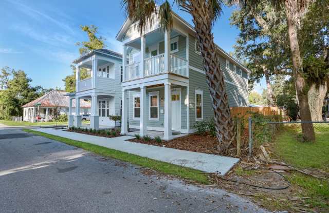 Brand New Construction Luxury 4 Bed/4 Bath home within 3 blocks from UF. Gallery 3