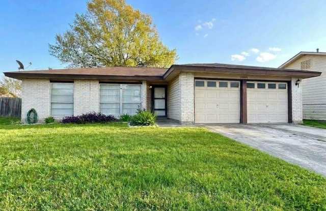 *MOVE IN SPECIAL* 3BR/2BA + 2-Car Garage + Fenced Backyard Near Brooks City Base! Gallery 1