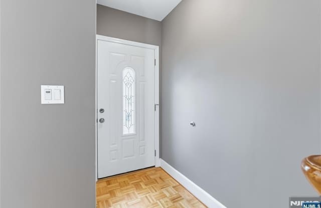 33 Franklin Avenue Gallery 4