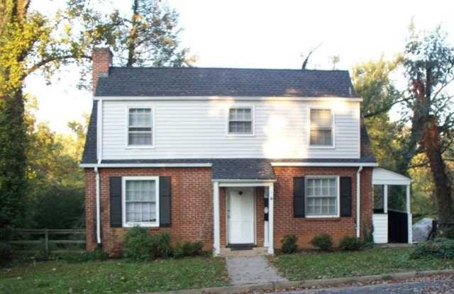 2026-2027 School Year Location! -PERFECT for students, in the heart of the UVA Area 7 bdrms 3 bath 119 Washington photos photos