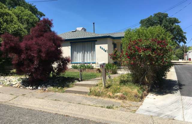 Downtown home with yard! Gallery 1