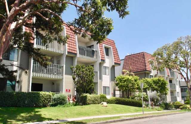 Fabulous Top Floor Sunny Condo Overlooking Park+Patio+Laundry in Unit+Pool/Jacuzzi - 215 West Palm Avenue, El Segundo, CA 90245