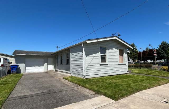 Three Bedroom House with an Attached Garage photos photos