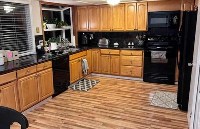 Spacious 6BR/4BA Home Near Totem Lake Gallery 3