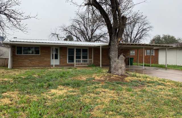 Cozy and beautiful 3 bedroom 2 bathroom home available soon! - 30 Clare Drive, San Angelo, TX 76904