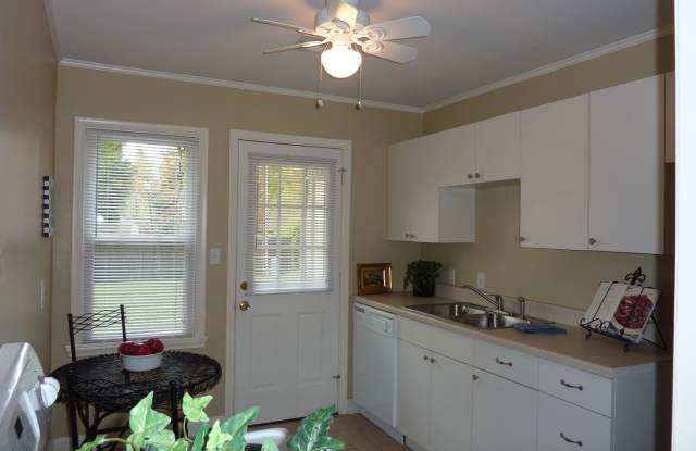 Beautiful 2 Bed 1 Bath in Quiet Area - NO PETS ALLOWED Gallery 4