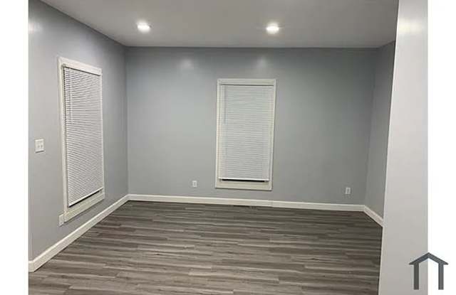 Price Reduced - $1090/month!! 2 bedroom 1 bath duplex includes water! Gallery 4