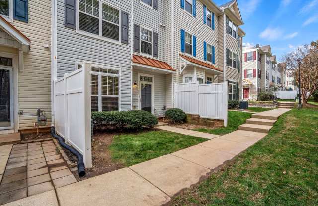 AVAILABLE FOR MOVE-IN November 15th- Beautiful upgraded/updated townhome in great pool community Gallery 3