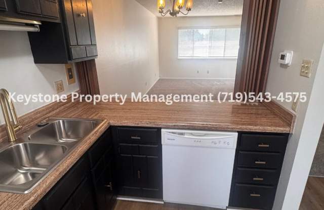 TAKE $625 OFF FIRST MONTHS RENT!! Updated Belmont Townhome with Attached Garage & Fenced Yard $1250/$1250 Gallery 2