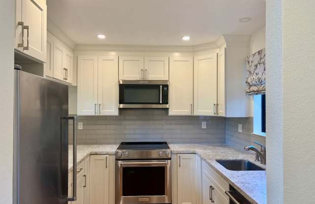 Light Filled Top Floor 2bed/2bath condo in desirable Pacheco Valle Gallery 4