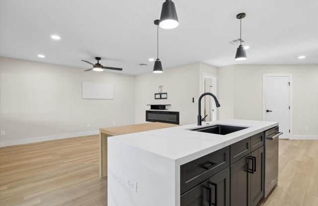 85254!!!  Horizon High School!!!  POOL!!!  Ready NOW!!!  2 car garage, 10k square ft lot, Remodeled, All Appliances!!!  The list goes on and on with this one!!! Gallery 3