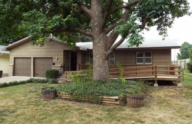 4 Bedroom home with a 2 car garage on the East Side for $1595! Gallery 1