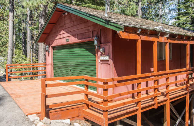 Lovely, quiet neighborhood off North Upper Truckee in S. Lake Tahoe photos photos