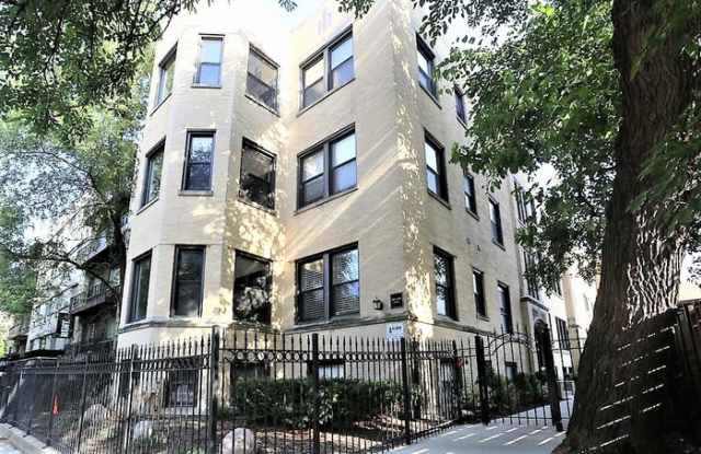 525 West Barry Avenue - 525 West Barry Avenue, Chicago, IL 60657