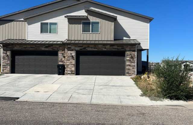 3 Bedroom Duplex with a Garage Gallery 1