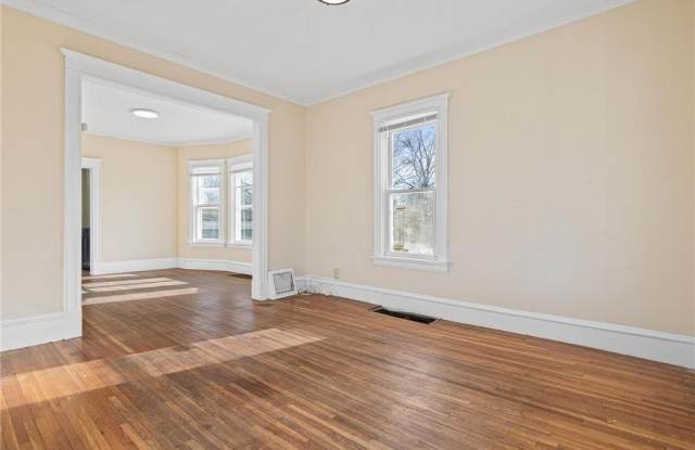 2222 Girard Avenue N Gallery 4