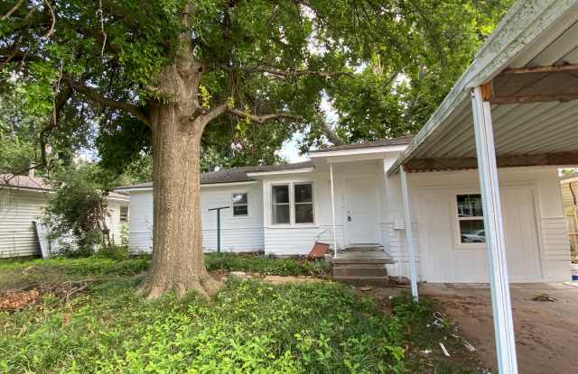 4 Bed 1 Bath Home in Midwest City!! DEPOSIT SPECIAL!! $200 OFF DEPOSIT!! - 1016 South Holly Drive, Midwest City, OK 73110