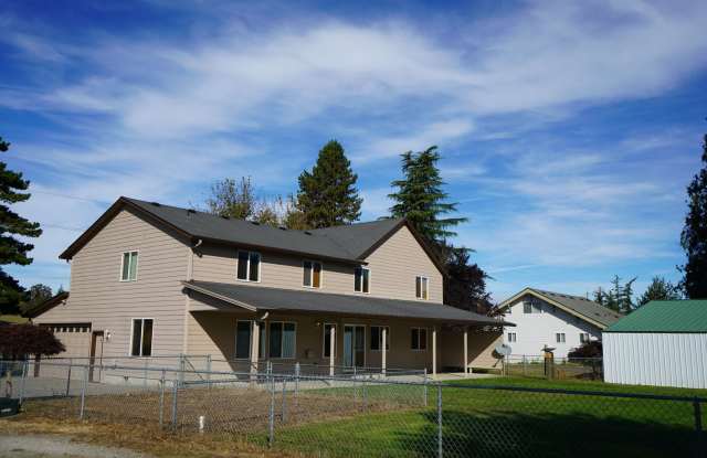 Beautiful 5 Bedroom Home w/ Office for Lease in Ridgefield - 20011 NE 10th Ave - 20011 Northeast 10th Avenue, Duluth, WA 98642