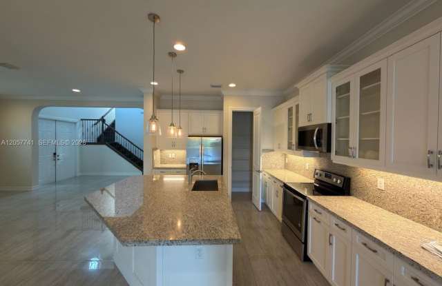 455 SW 113th Lane 455, Pembroke Pines, FL 33025 - 4831 Gallery 1