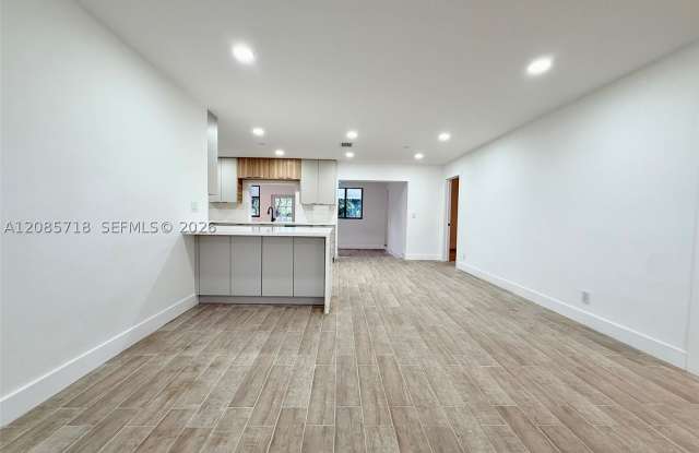 2201 N 54th Ave Gallery 1