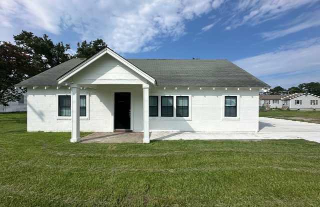 FULLY RENOVATED! 3 Bed/2 Bath in Wanchese photos photos