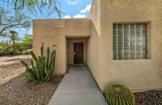 Large Home with 4 bedrooms in Central Tucson! Gallery 3