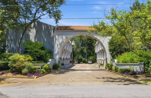 856 Saint Charles Avenue NE Gallery 1