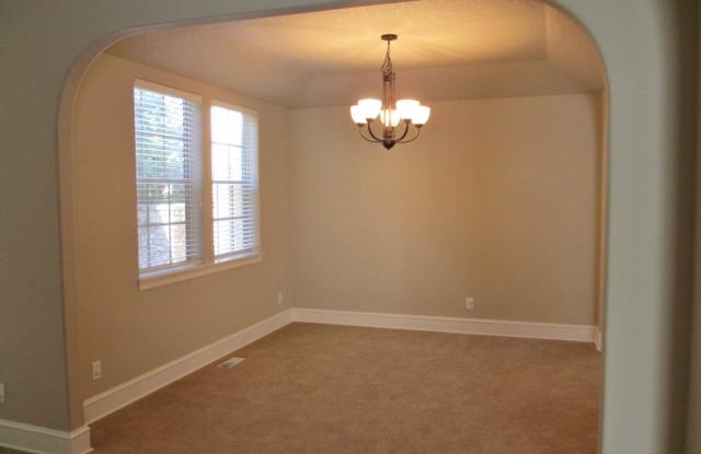 **$300 Off First Month's Rent** Lovely Three Bedroom Home with Office Located in the Edgewater Community in Tigard Gallery 4