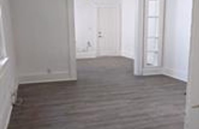 Come check out this duplex right off Historic Route 66. Gallery 4