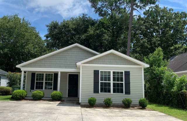 $500 OFF 1ST MONTHS RENT! Lawncare INCLUDED! 3 Bedroom, 2 Bath House photos photos