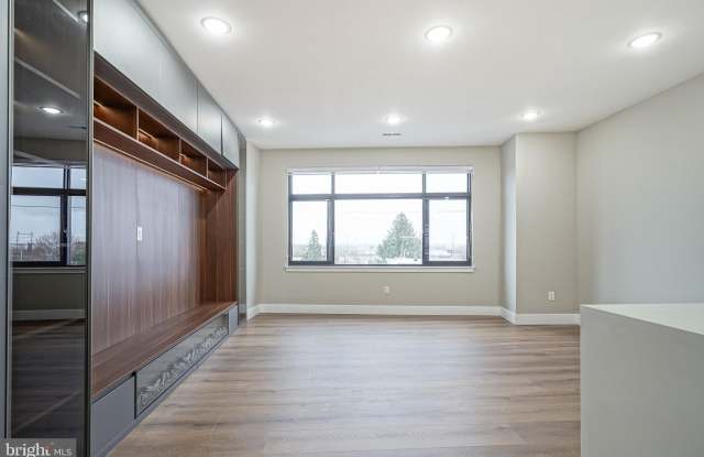 4432-00 WINGATE Street Gallery 3