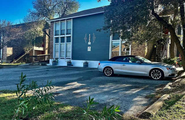 Walking Distance to the Domain / 15 minutes to Downtown / 2 bedroom  2 baths photos photos