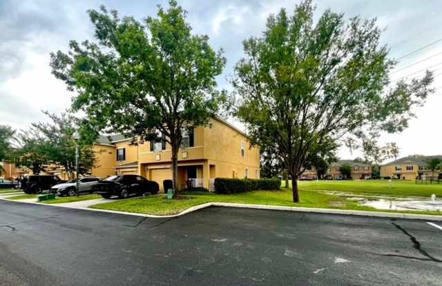 BEAUTIFUL OVIEDO/UCF AREA RENTAL-Fresh paint! Inviting 2 story 3 bd 2.5 bath townhouse located in Hawthorne Glen - Move in 8-1-2026!! Gallery 3