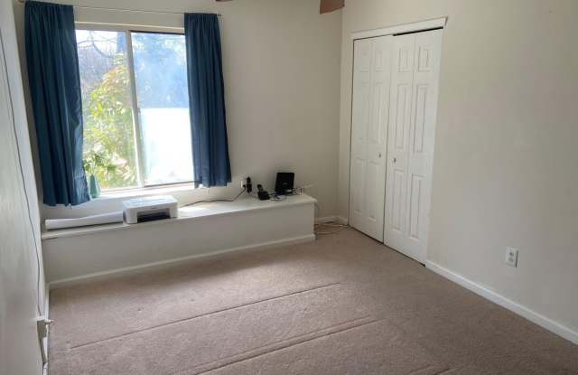 1215 CHANTICLEER Gallery 3