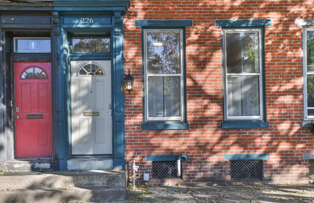 Large 3 Bedroom Single Family Home on Forster St Gallery 3