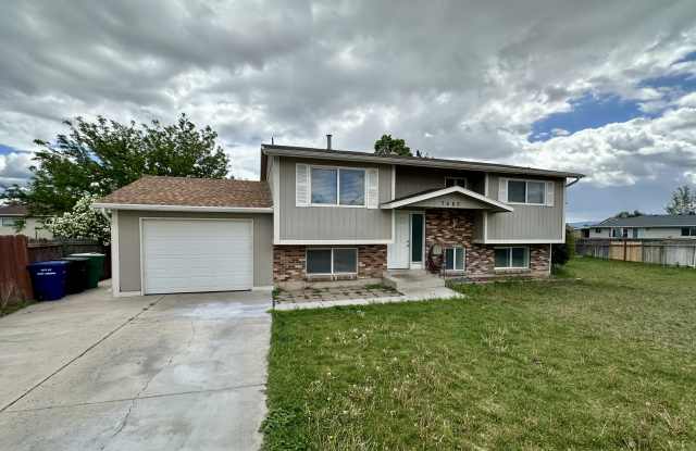 7685 S 2550 W photos photos