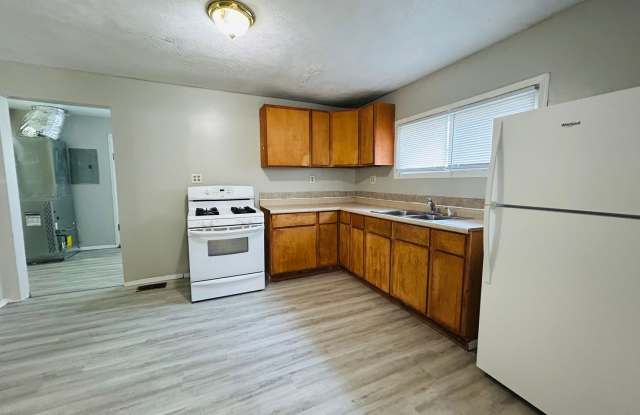 For Rent: 1213 W 17th St. 2 bedroom 1 bathroom Home! Nice porch! Nice back yard! New flooring! Washer & dryer hookups! Gallery 1