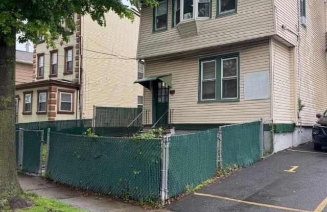 1141-1143 Louisa St photos photos