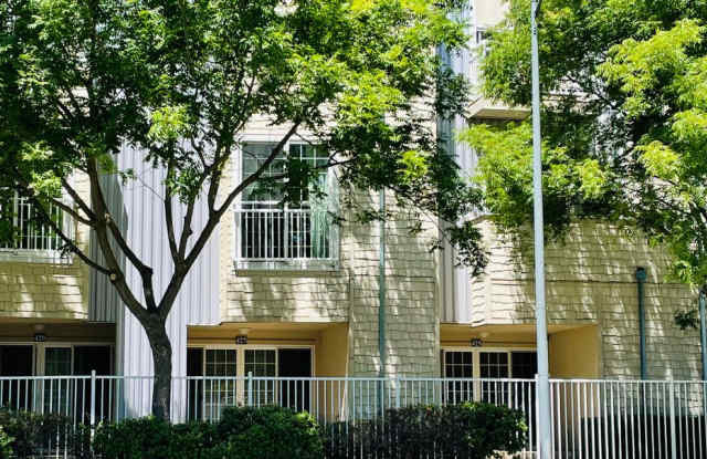 Modern Living in Spacious 2bed/2 bath West Sacramento Townhome - 427 Harriet Lane, West Sacramento, CA 95605