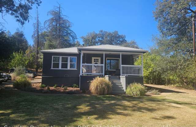 Remodeled House on Acreage Close to Downtown Coming Available Soon! Gallery 4