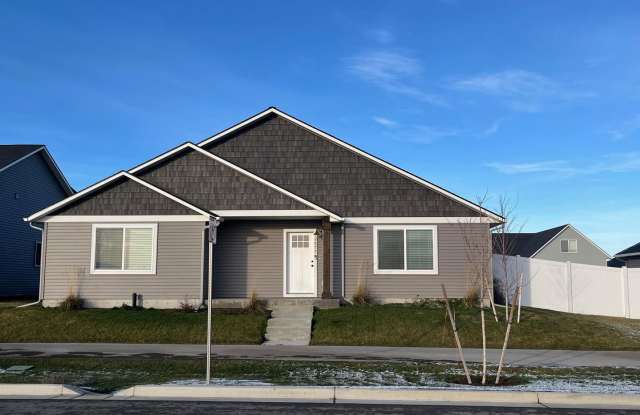Newly built home with 3 car garage - 11577 Railway Avenue, Kootenai County, ID 83858