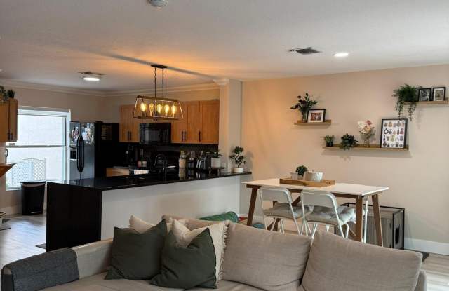 1120 W Lakes Drive Gallery 4