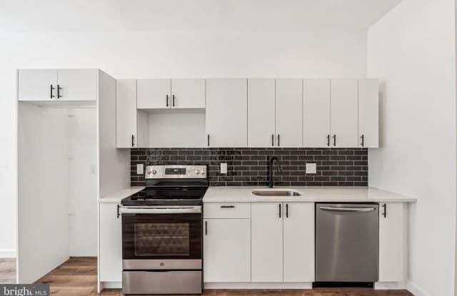 1125 W CUMBERLAND Street unit: 2 photos photos