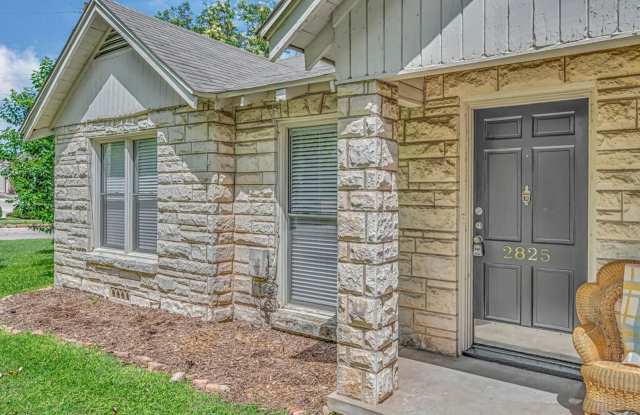 Newly Updated 2BD 1BA Duplex Home - Available Now! Gallery 2