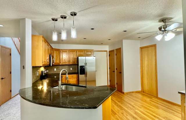 NOW Showings! Rochester Townhome 3 large bedrooms, 2.5 baths 2 Car Garage walk in closets 2 private patios. Gallery 4