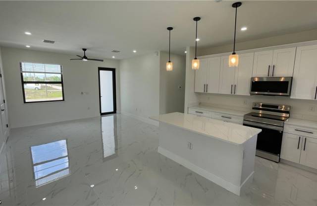 528 Raintree Street E photos photos