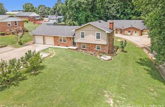 Charming 4BR House in Kannapolis photos photos