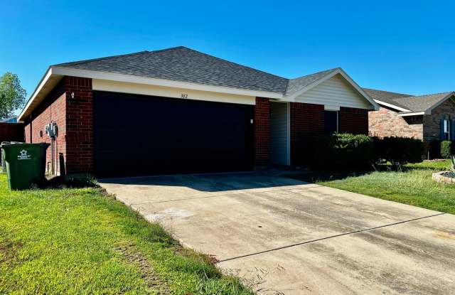 Charming 3-Bedroom Home with a Private Nice Garden Gallery 4