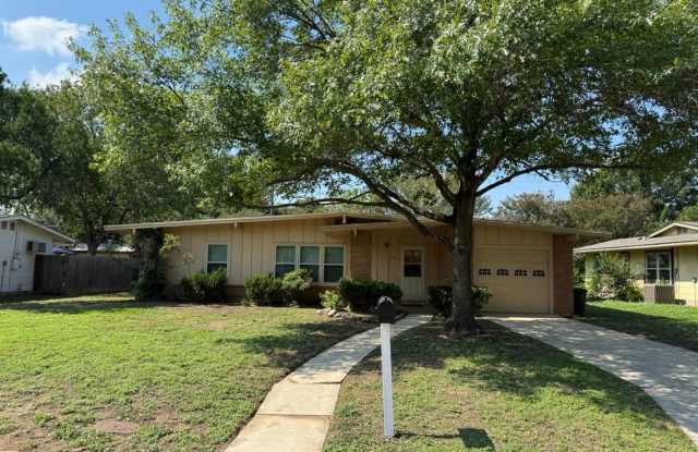 Welcome to this charming 3-bedroom, 1.5-bathroom home with easy access to FT. SAM, BAMC, RANDOLPH AFB, and the airport photos photos